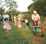 ライトレイン散水車と子供たち