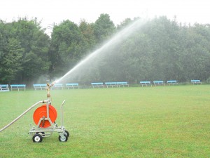 スプリンクラー付きの散水台車で散水