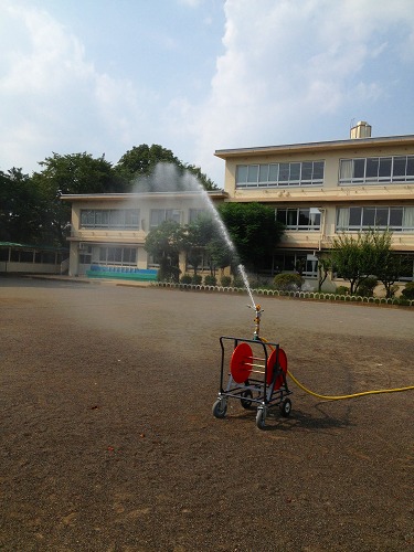 小平市立J小学校移動式四輪台車スプリンクラー