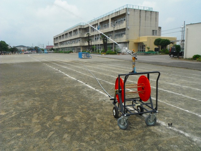 上里町立K小学校　移動式スーパーライトレイン散水台車