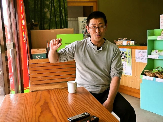 お茶畑散水スプリンクラー小澤氏の手振り お茶畑散水スプリンクラー小澤氏の手振り